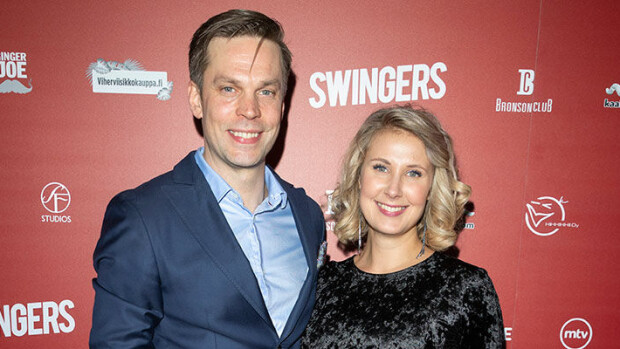 Mikko Nousiainen ja Linda Wiklund nauttivat vauva-arjesta: kävelyretkiä ja klassikkoelokuvia - kuvat! Mikko Nousiainen ja Linda Wiklund