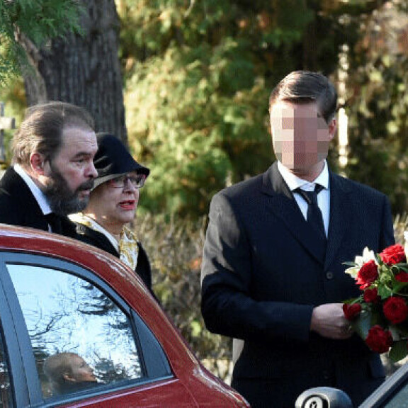 Jarmo ja Mervi Tapola kuvattuna Kyllikki Tapolan hautajaisissa viime syksynä. Jarmo ja Mervi Tapola kuvattuna Kyllikki Tapolan hautajaisissa viime syksynä.