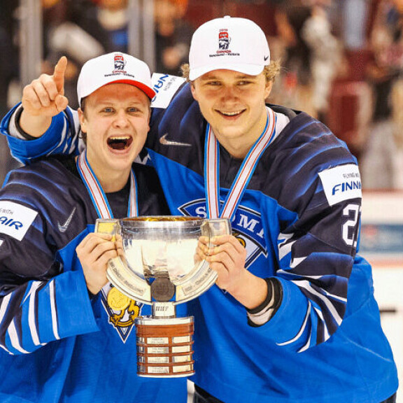 Valtteri Puustinen (vas.) kuvattuna puolustaja Otto Latvalan kanssa MM-finaalin jälkeen tammikuussa 2019. Valtteri Puustinen kuvattuna puolustaja Otto Latvalan kanssa