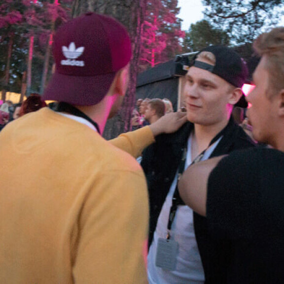Kaapo Kakko (toinen oik.) viihtyi festivaaleilla muiden kulta-Leijonien kanssa. Kuvassa malivahti Lassi Lehtinen (vas.) seuraa, kun hyökkääjä Santeri Virtanen ja maalivahti Filip Lindberg hauskuuttavat Kaapoa. Kaapo Kakko