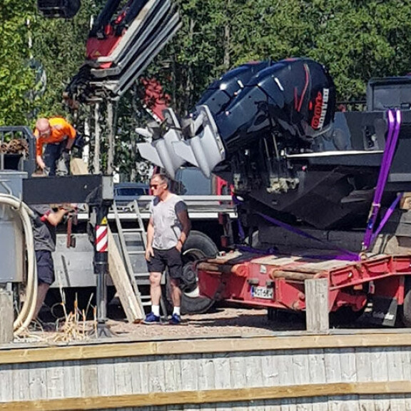 Venettä valmisteltiin kuljetukseen Kotkassa Suulisniemen satamassa. Venettä valmisteltiin kuljetukseen Kotkassa Suulisniemen satamassa.