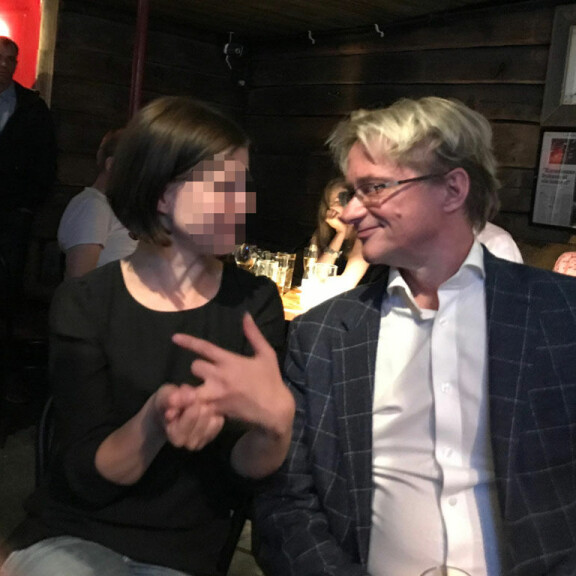 Mikael Jungner on vaikuttanut muun muassa Liike nyt -puolueessa, jonka lisäksi hänet tunnetaan viestintätoimisto Kreabin toimistusjohtajana. Mikael Jungner on vaikuttanut muun muassa Liike nyt -puolueessa, jonka lisäksi hänet tunnetaan viestintätoimisto Kreabin toimistusjohtajana.