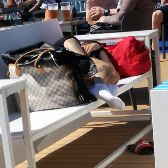 Uniikki nukahti kovalle penkille Eckerö Linen M/S Finlandian aurinkokannella viime perjantaina. Valkoiset tennissukat ja Guccin sandaalit ovat ainakin muotipoliisille kauhistus. Uniikki nukahti kovalle penkille Eckerö Linen M/S Finlandian aurinkokannella viime perjantaina. Valkoiset tennissukat ja Guccin sandaalit ovat ainakin muotipoliisille kauhistus.
