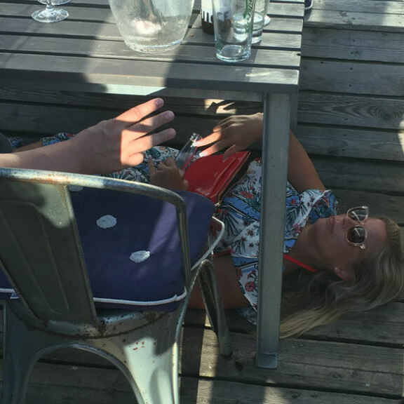 Kesken kostean iltapäivänsä Hanna päätti mennä makaamaan ravintolan pöydän alle. Kesken kostean iltapäivänsä Hanna päätti mennä makaamaan ravintolan pöydän alle.