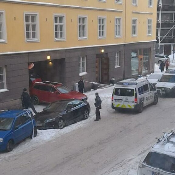 Ullanlinnan hienostoalueella lauantaina (17.12.) paljastunut henkirikos nousi otsikoihin viikonloppuna. Kuollutta vaimoaan jätesäkeissä Volvoon lastannut psykiatri otettiin kiinni näyttävän poliisioperaation turvin. ullanlinnan epäilty henkirikos