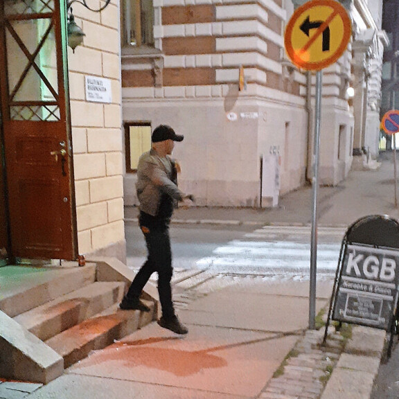 Aku käveli ulos KGB-baarista musta lippis päässään. Aku käveli ulos KGB-baarista.