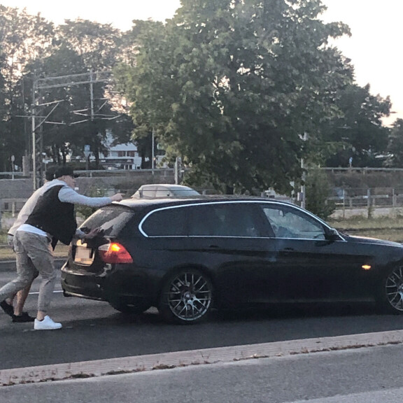 Tuumasta toimeen! Kaapo Kakko ei jäänyt toimettomaksi, kun nuori neito oli Bemarinsa kanssa avun tarpeessa. Tuumasta toimeen! Kaapo Kakko ei jäänyt toimettomaksi, kun nuori neito oli Bemarinsa kanssa avun tarpeessa.