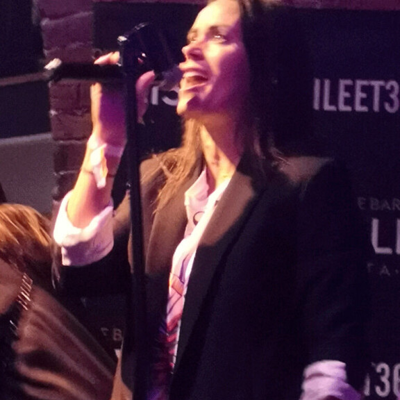 Martina esitti karaokessa Kaija Koon Tinakenkätytön ja yritti saada Sara Siepin mukaansa laulamaan. Sara jäi kuitenkin jammailemaan biisiä lavan eteen. – Mun ja Saran välillä kaikki on hyvin, Seiskan tavoittama Martina vakuuttaa. Martina esitti karaokessa Kaija Koon Tinakenkätytön ja yritti saada Sara Siepin mukaansa laulamaan. Sara jäi kuitenkin jammailemaan biisiä lavan eteen. – Mun ja Saran välillä kaikki on hyvin, Seiskan tavoittama Martina vakuuttaa.