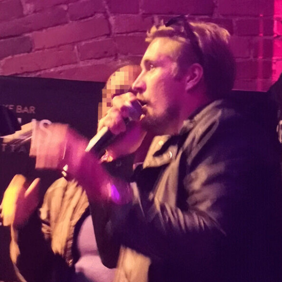 Stefan oli ahkeralla laulutuulella Wallis-karaokebaarissa viime torstaina. Stefu intoutui myös paljastamaan hänen ja Martinan hääsuunnitelmat. Stefan oli ahkeralla laulutuulella Wallis-karaokebaarissa viime torstaina. Stefu intoutui myös paljastamaan hänen ja Martinan hääsuunnitelmat.