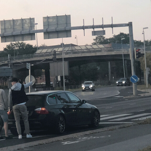 Jonkin aikaa työnnettyään Bemari päätyi lopulta läheisen huoltamon pihalle. Tapaus sattui 3. elokuuta Turun linja-autoaseman läheisyydessä hieman ennen iltakymmentä. Jonkin aikaa työnnettyään Bemari päätyi lopulta läheisen huoltamon pihalle. Tapaus sattui 3. elokuuta Turun linja-autoaseman läheisyydessä hieman ennen iltakymmentä.