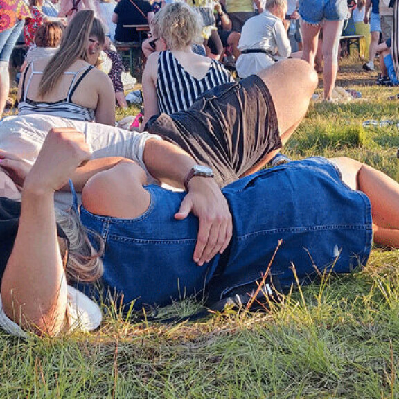 Jenny ja englantia puhunut mies koskettelivat ja suutelivat toisiaan avoimesti keikan aikana. Jenny ja englantia puhunut mies koskettelivat ja suutelivat toisiaan avoimesti keikan aikana.