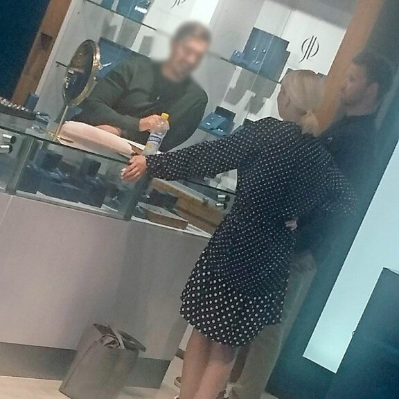 Paparazzi iski! Vasta kihlautuneet Tuija Pehkonen ja Eero Ettala kuvattiin sormuskaupoilla – kuva! Tuija Pehkonen ja Eero Ettala