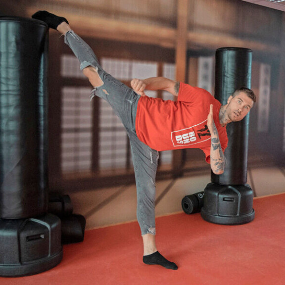 Jani on ollut koko ikänsä kiinnostunut kamppailulajeista. Selvittyään toistamiseen syövästä hän toteutti haaveensa ja perusti 12 Rounds -treenikonseptin. Jani on ollut koko ikänsä kiinnostunut kamppailu- lajeista. Selvittyään toistamiseen syövästä hän toteutti haaveensa ja perusti 12 Rounds -treenikonseptin.