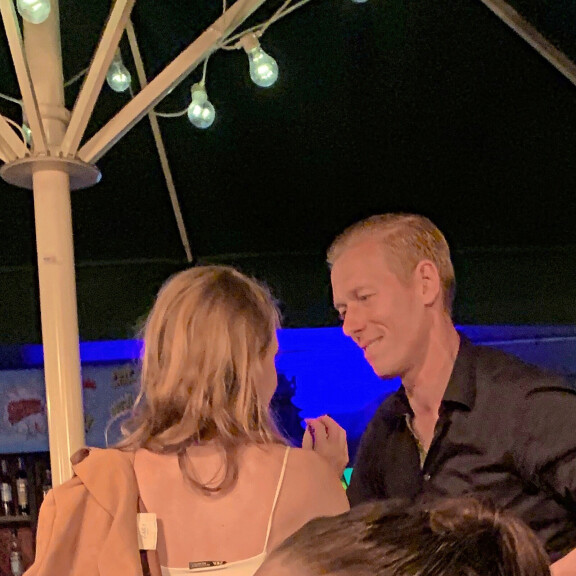 Harvinainen kuva. Juhlatuulella ollut Mikael Forssell viihtyi pitkästä aikaa Helsingin yössä. Harvinainen kuva. Juhlatuulella ollut Mikael Forssell viihtyi pitkästä aikaa Helsingin yössä.