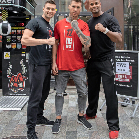 Hunks-ryhmästä tutut Matias Starmans (vas.) ja Jucci Hellström ovat myös 12 Rounds -valmentajia. He ovat tukeneet ystäväänsä syöpätaistelussa. Treenisali on Helsingin Punavuoressa. Hunks-ryhmästä tutut Matias Starmans (vas.) ja Jucci Hellström ovat myös 12 Rounds -valmentajia. He ovat tukeneet ystäväänsä syöpätaistelussa. Treenisali on Helsingin Punavuoressa.