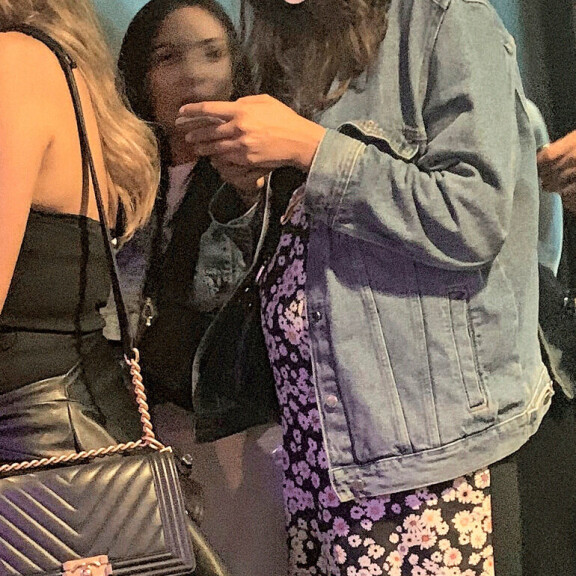 Maryam Razavi ja Sofia jonottivat vessaan yhdessä. Maryam Razavi ja Sofia jonottivat vessaan yhdessä.