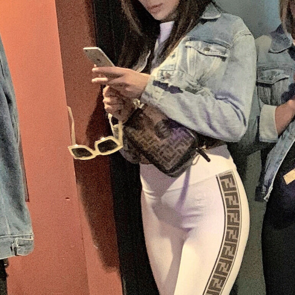 Sofia tuijotti tiiviisti puhelintaan koko festivaalien ajan, myös vessajonossa. Sofia tuijotti tiiviisti puhelintaan koko festivaalien ajan, myös vessajonossa.