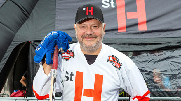 Fanit tunnistivat NHL-legenda Esa Tikkasen Mallorcan-lomalla Tuuli-vaimon kanssa – ”Suurimmalla osalla käytöstavat hallussa!” Esa Tikkanen