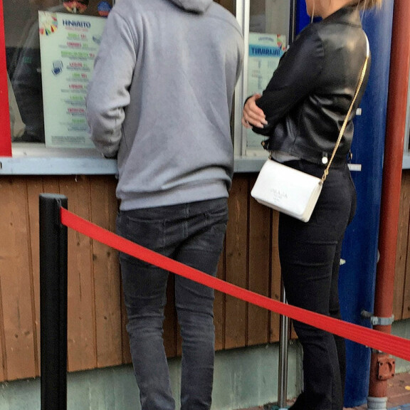 Silminnäkijän mukaan tuntematon komistus ei antanut Saran maksaa kassalla, vaan tarjosi tälle liput. Silminnäkijän mukaan tuntematon komistus ei antanut Saran maksaa kassalla, vaan tarjosi tälle liput.