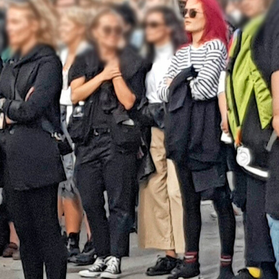 Oho! Pop-tähti Sanni suukotteli tummaa komistusta festareilla! Sanni