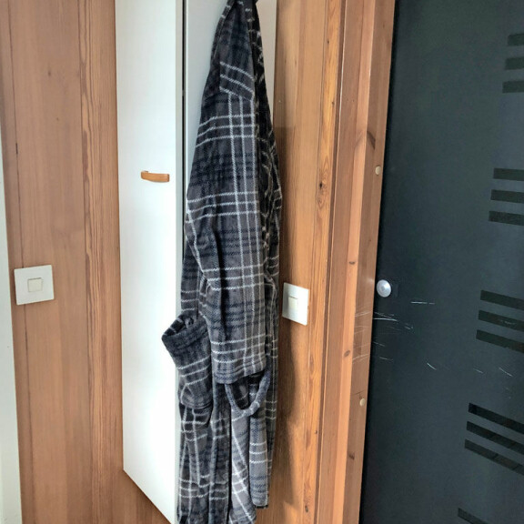 Matin kylpytakki roikkuu yhä samassa paikassa, mihin hän sen jätti. Matin kylpytakki roikkuu yhä samassa paikassa, mihin hän sen jätti.