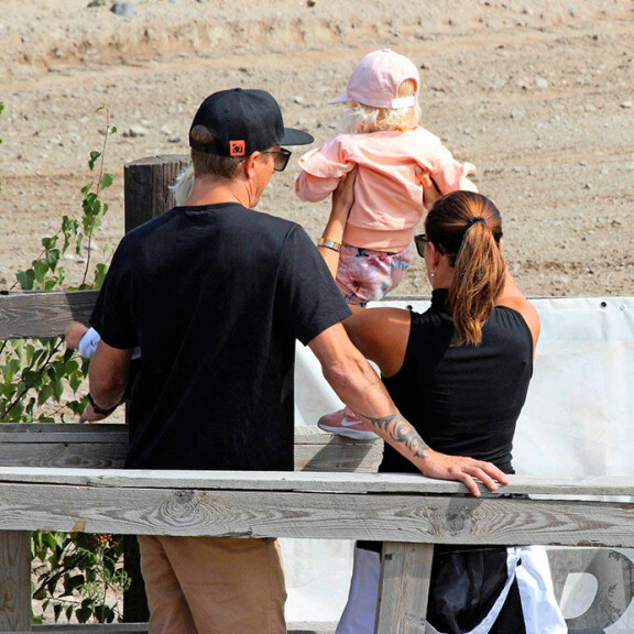 Halailua ja pussailua! Minttu ja Kimi Räikkönen söpöilivät avoimesti Vantaalla – kuvat! Kimi ja Minttu Räikkönen