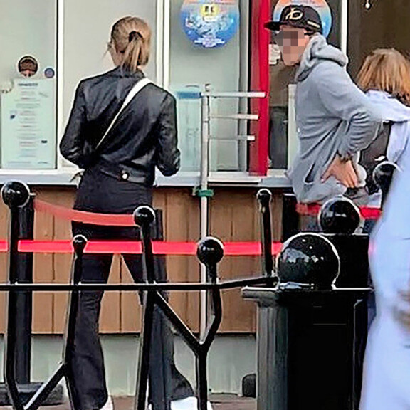 Mies ja missi kävivät ilmeisesti useissakin laitteissa, kun ostivat kertalippujen sijaan rannekkeet. Mies ja missi kävivät ilmeisesti useissakin laitteissa, kun ostivat kertalippujen sijaan rannekkeet.