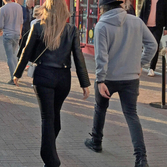 Myöhemmin Sara oli avannut hiuksensa, ja kaksikko harppoi kohti uloskäyntiä. Myöhemmin Sara oli avannut hiuksensa, ja kaksikko harppoi kohti uloskäyntiä.