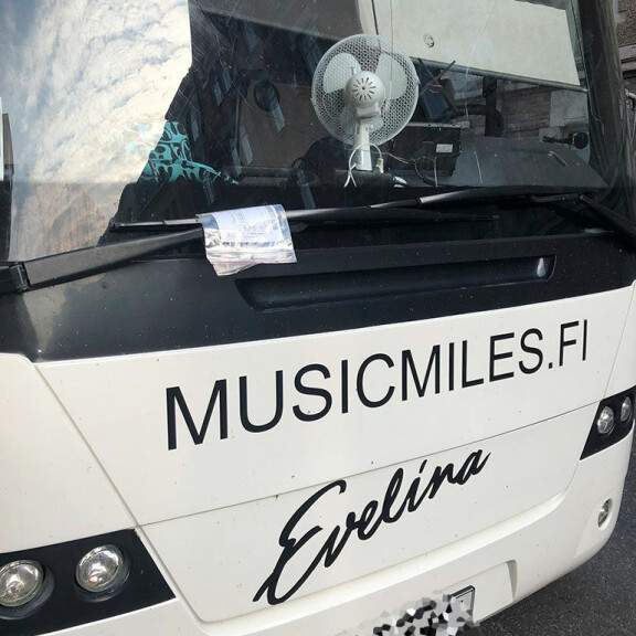 Siis täh?! Poppari Evelinan keikkabussin törkeä pysäköinti sekoitti liikenteen Helsingissä: ikkunassa mojova sakko – kuva! Evelinan keikkabussi