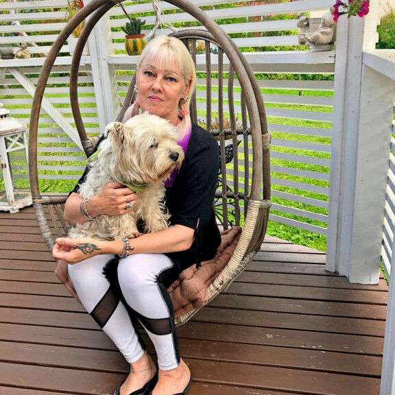 – Juuri kun Matti sai onnellisen elämän ja rauhoittui, se vietiin häneltä pois. Jos olisin tiennyt haimatulehduksesta, olisin osannut auttaa, Pia suree. Pia Nykänen