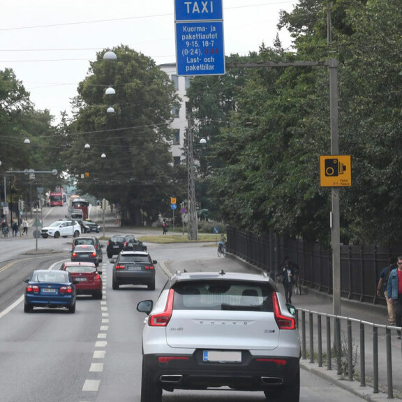 Janni ohitti pitkän autoletkan Unioninkadulla bussikaistaa ajamalla. Janni Hussi