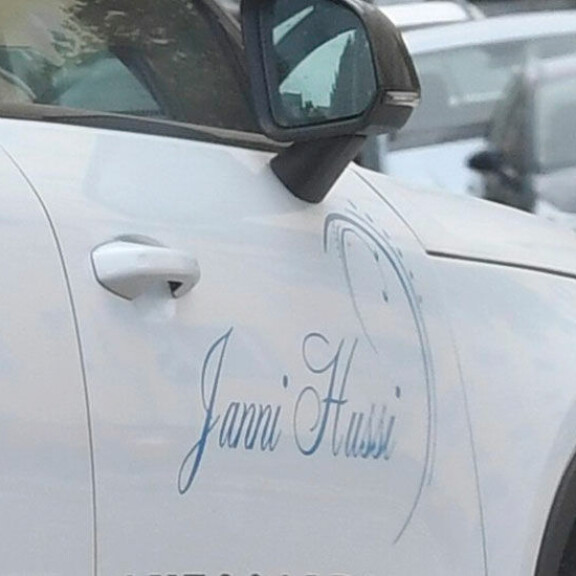 Jannin nimi näkyy selkeästi auton kyljessä olevasta tarrasta. Jannin nimi näkyy selkeästi auton kyljestä.