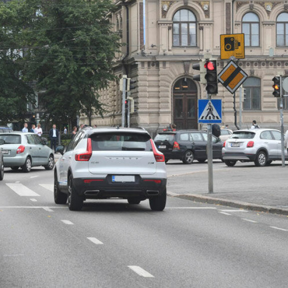 Paljastavat kuvat: Janni Hussi huristeli ökymaasturillaan huolettomasti Helsingissä: silmittömästi päin punaisia - väisteli ruuhkia bussikaistoilla! Ateneumin kohdalla Janni ajoi punaisia päin.