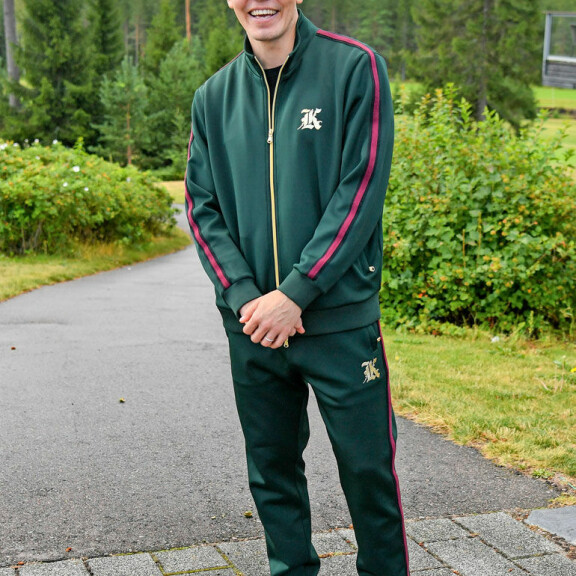 Elastinen uskoo tekevänsä musiikkia vielä 20 vuoden päästäkin. –Sanoitukset ovat muuttuneet aikuistumisen myötä, hän kertoo. Elastinen uskoo tekevänsä musiikkia vielä 20 vuoden päästäkin. –Sanoitukset ovat muuttuneet aikuistumisen myötä, hän kertoo.