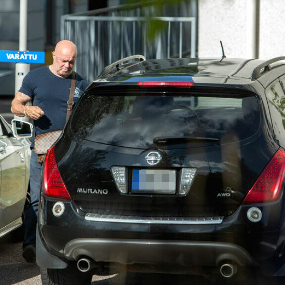 Tape vaikutti levolliselta aviokriisistään huolimatta, kun paparazzi löysi hänet Vantaalta. Tape vaikutti levolliselta aviokriisistään huolimatta, kun paparazzi löysi hänet Vantaalta.