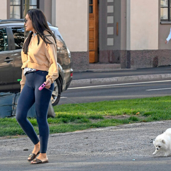 Sofia lenkitti Bambia pinkissä flex-taluttimessa.; Sofia lenkitti Bambia pinkissä flex-taluttimessa.