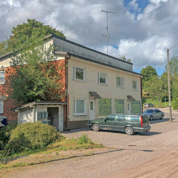 Rokkiparin uusi koti sijaitsee vanhan pienkerrostalon toisessa kerroksessa.; Rokkiparin uusi koti sijaitsee vanhan pienkerrostalon toisessa kerroksessa.