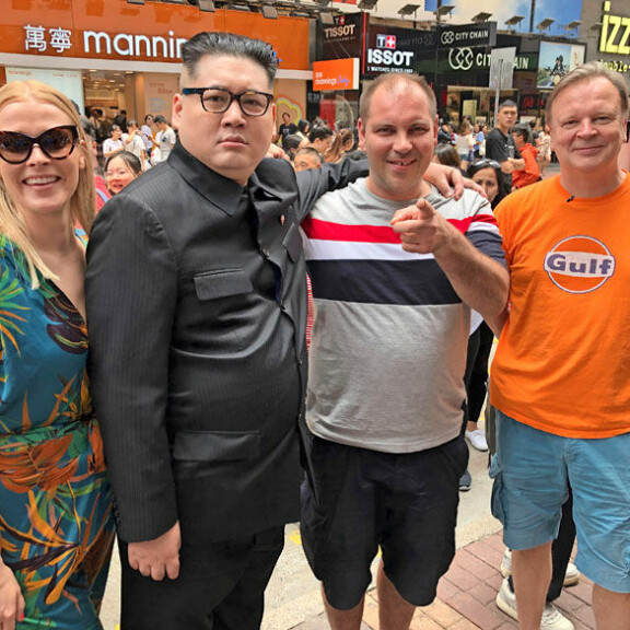 Millaa, Perttua ja Jaria vastaan Kantonin messuilla käveli Pohjois-Korean johtajan Kim Jong-unin kaksoisolento. Millaa, Perttua ja Jaria vastaan Kantonin messuilla käveli Pohjois-Korean johtajan Kim Jong-unin kaksoisolento.