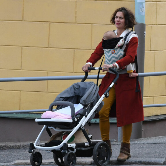 Manuela kuljetti pienokaistaan Helsingin keskustassa vakavailmeisenä. Manuela kuljetti pienokaistaan Helsingin keskustassa vakavailmeisenä.