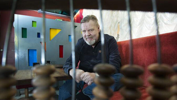 Uutuuskirja: Jasper Pääkkönen auttoi korjaamaan Vesa-Matti Loirin ja Joonas-pojan tulehtuneet välit VEsku