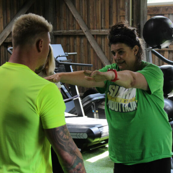 Riitta myönsi Suurin pudottaja -sarjassa valmentajana toimivalle Aki Manniselle syöneensä viisi jäätelöpuikkoa juhannuksena. – Muuten vietin juhannuksen kotona, vaikka olisi ollut juhlat Tampereella. Riitta myönsi Suurin pudottaja -sarjassa valmentajana toimivalle Aki Manniselle syöneensä viisi jäätelöpuikkoa juhannuksena. – Muuten vietin juhannuksen kotona, vaikka olisi ollut juhlat Tampereella.