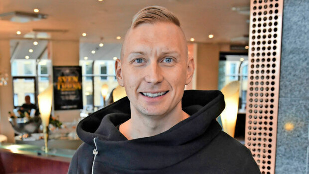 Seuraavaksi Simon Cowellin eteen?! Maailmaa valloittava drag-artisti Marko Vainio: ”En ole vielä päättänyt, lähdenkö mukaan!” Marko Vainio pohtii maailmanvalloitusta.