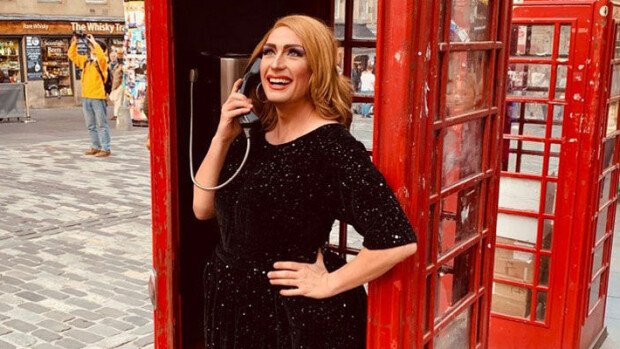 Kuva! Naiseksi pukeutunut Marko kouri Kim Jong-unin kaksoisolennon sukukalleuksia Edinburghin kadulla! Marko Vainio on Miss Divet.