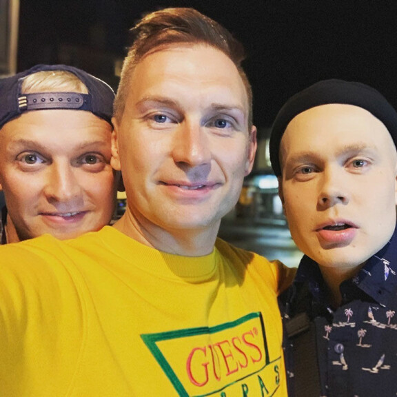 Marko Vainio on tehnyt dragia työkseen jo 15 vuotta. Fringe-festareilla häntä taustoittivat Henri Sarajärvi (vas.) ja Jero Mäkeläinen. Pojat ovat tanssineet mm. Antti Tuiskun kiertueella. Marko Vainio on tehnyt dragia työkseen jo 15 vuotta. Fringe-festareilla häntä taustoittivat Henri Sarajärvi (vas.) ja Jero Mäkeläinen. Pojat ovat tanssineet mm. Antti Tuiskun kiertueella.