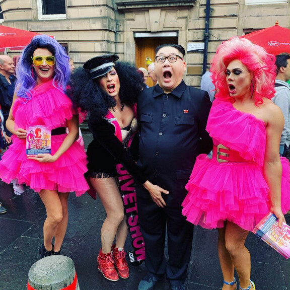 Marko Vainio hassutteli Cherin hahmossa Pohjois-Korean johtajaa Kim Jong-unia imitoivan näyttelijän kanssa Edinburghin kadulla. Kuvassa myös taustatanssijat Jero Mäkeläinen ja Henri Sarajärvi värikkäine asuineen. Marko Vainio hassutteli Cherin hahmossa Pohjois-Korean johtajaa Kim Jong-unia imitoivan näyttelijän kanssa Edinburghin kadulla. Kuvassa myös taustatanssijat Jero Mäkeläinen ja Henri Sarajärvi värikkäine asuineen.