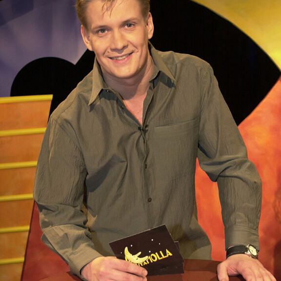 Santeri häikäisi uuden Kuutamolla -ohjelman juontajana ensimmäisen kerran vuonna 2001. Santeri häikäisi uuden Kuutamolla -ohjelman juontajana ensimmäisen kerran vuonna 2001.