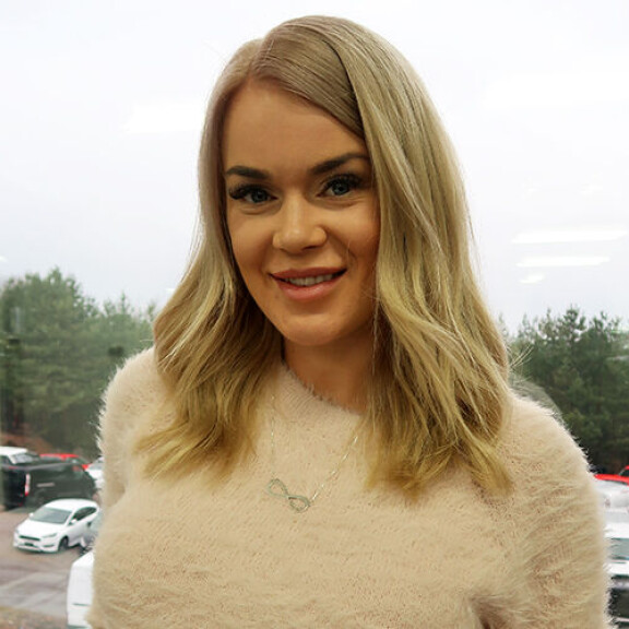 Miss Helsinki -voittona jälkeen Rosanna jatkoi tukkansa vaalentamista. Miss Helsinki -voittona jälkeen Rosanna jatkoi tukkansa vaalentamista.