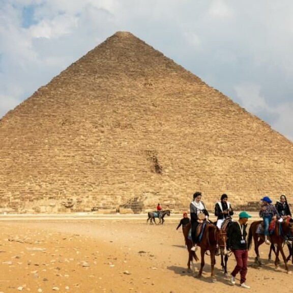 Gizan suuri pyramidi on yksi maailman seitsemästä ihmeestä. Muut, jo kadonneet, ovat Babylonin riippuvat puutarhat, Artemiin temppeli, Zeuksen patsas Olympiassa, Halikarnassoksen mausoleumi, Rodoksen kolossi ja Faroksen majakka. Pyramidi