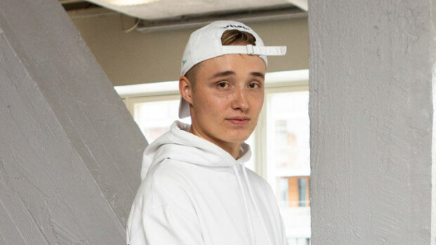Ökyilevä teinipoppari Isac Elliot paljastaa totuuden kohutuista 20 000 euron luksusvaatteistaan – ”Jengi alkoi taas jeesustella…!” Isac Elliot suosii ökytyyliä.