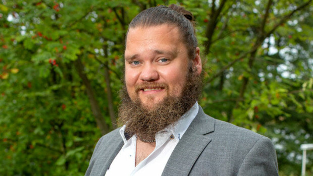 Kuvat Seiskassa! Hylkäsikö Maajussi-Lauri jo tv-morsiamet? Kuherteli kuvankauniin mysteeriblondin kanssa Tauskin keikalla! Maajussi-Laurilla helliä hetkiä Tauskin keikalla.